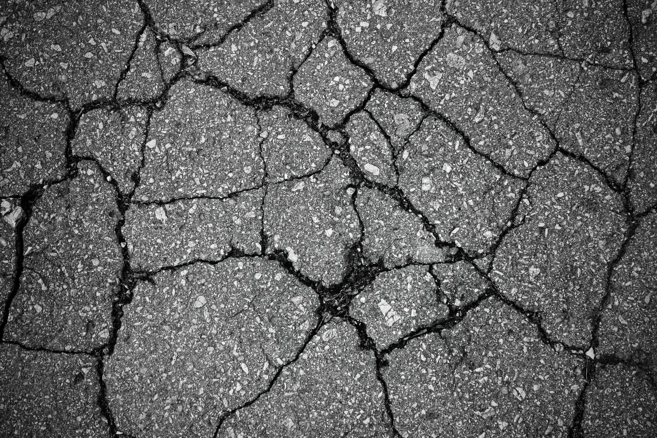 How Temperature Changes Affect Asphalt Cracks