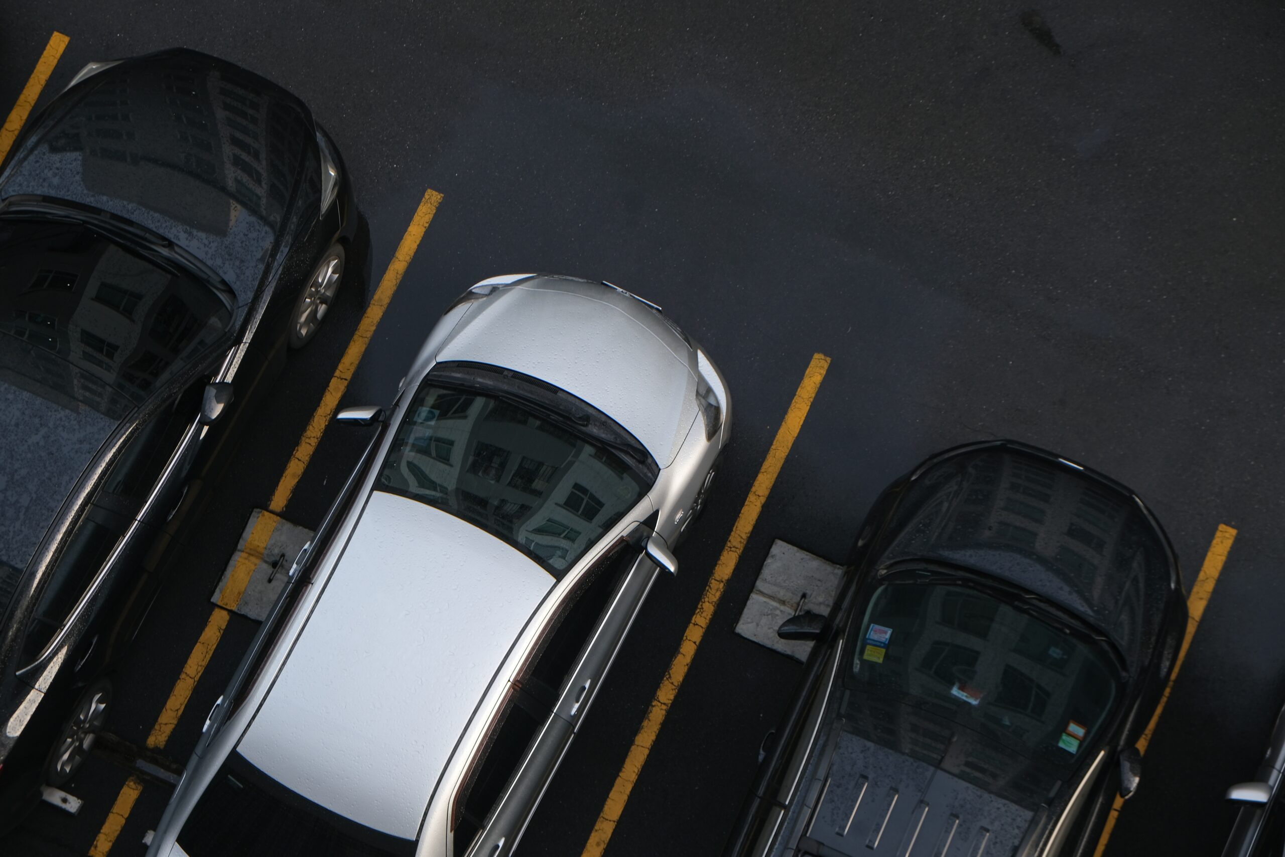 Row,Of,Car,Parking,On,Asphalt,Lane,In,Modern,Condominium
