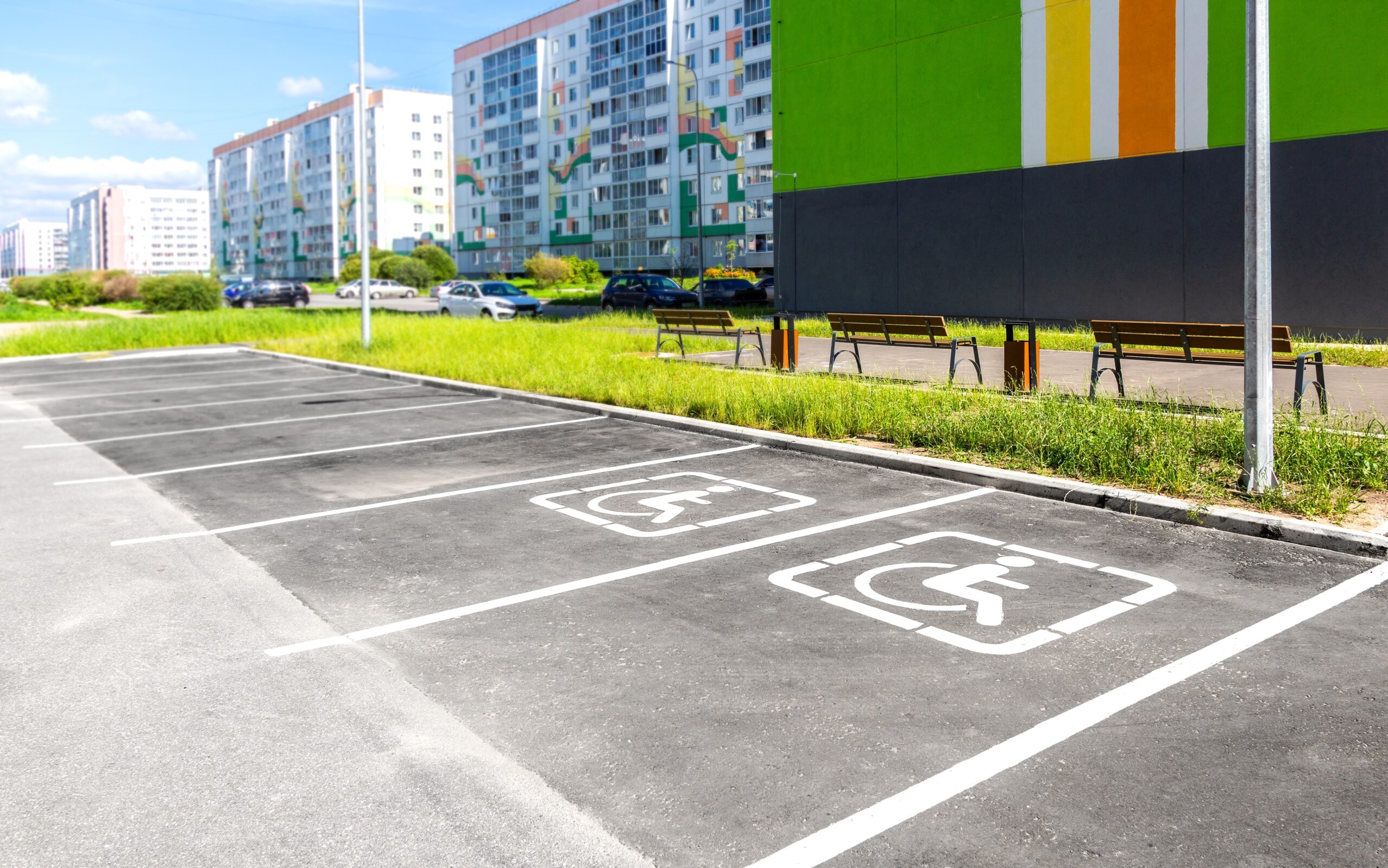 Parking,Places,With,Handicapped,Or,Disabled,Signs,And,Marking,Lines