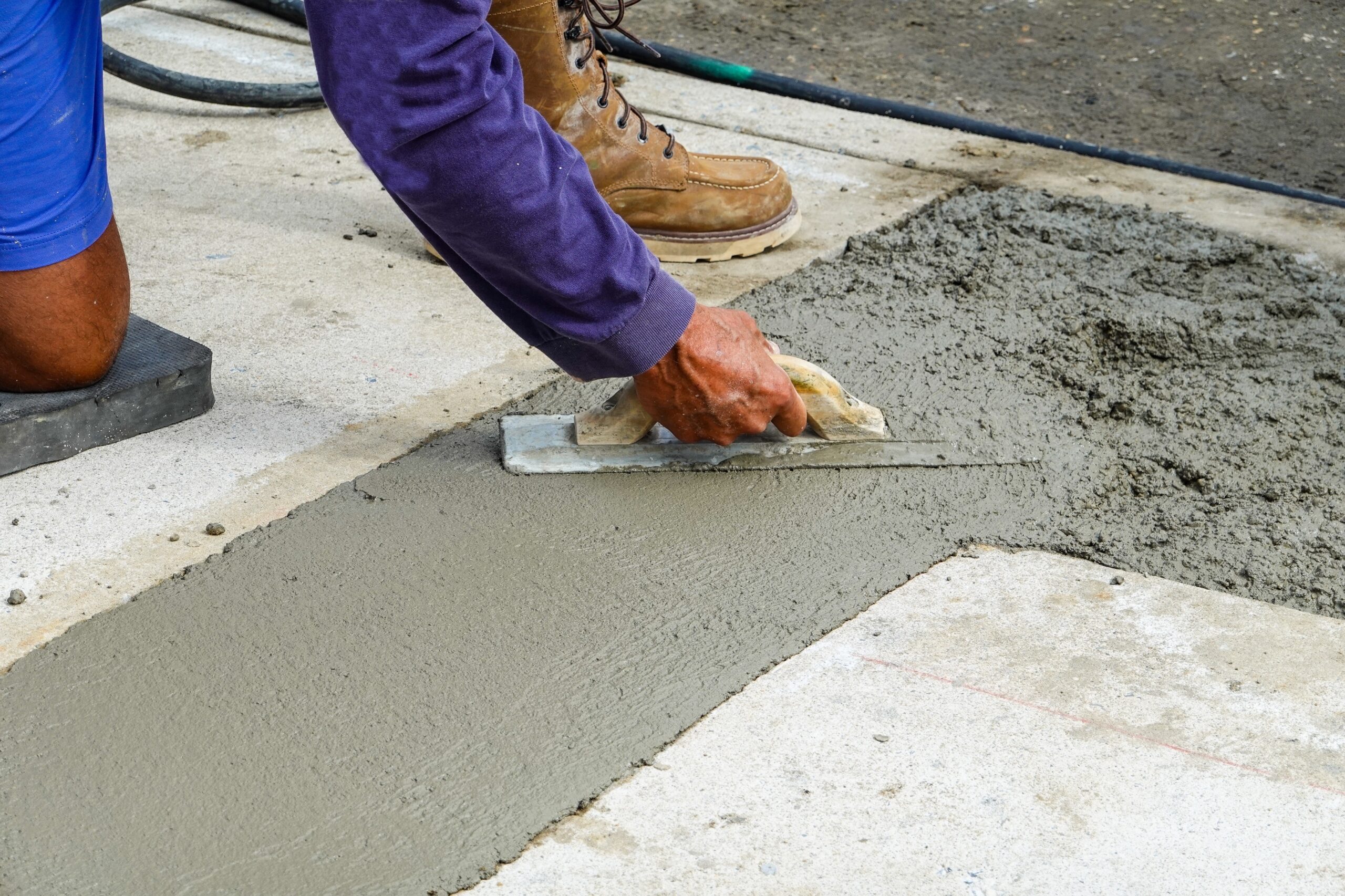 Hands,Using,A,Trowel,To,Smooth,Fresh,Wet,Concrete
